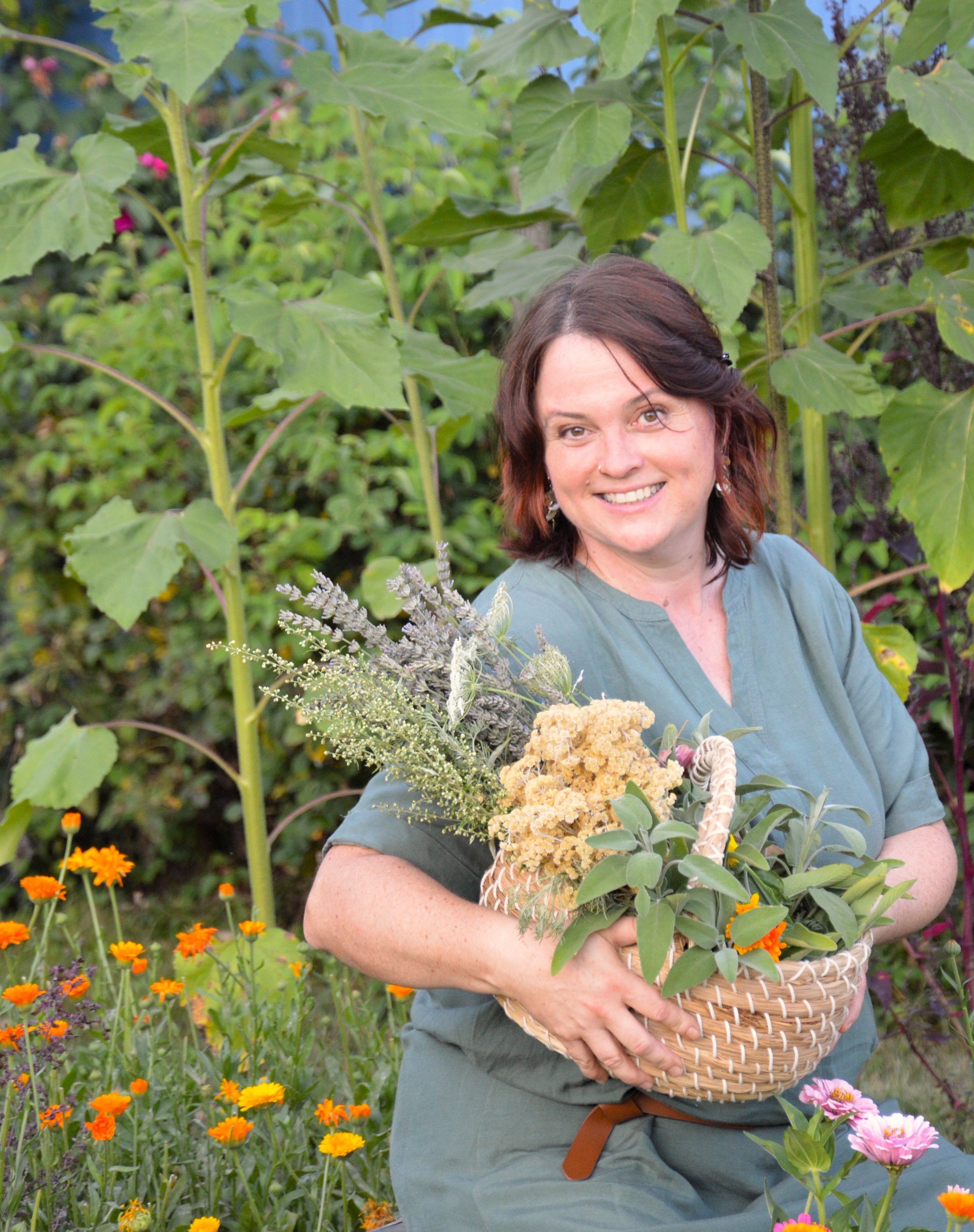 Martina Schmidt Kraeuterpaedagogin mit Korb